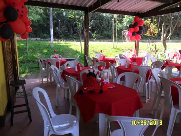 mesa e 4 cadeiras de plástico